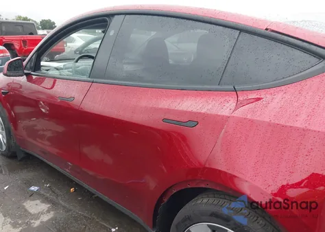 2024 Tesla Model Y Long Range Dual Motor All-Wheel Drive z USA, uszkodzony, nr VIN 7SAYGDEE1RF988367